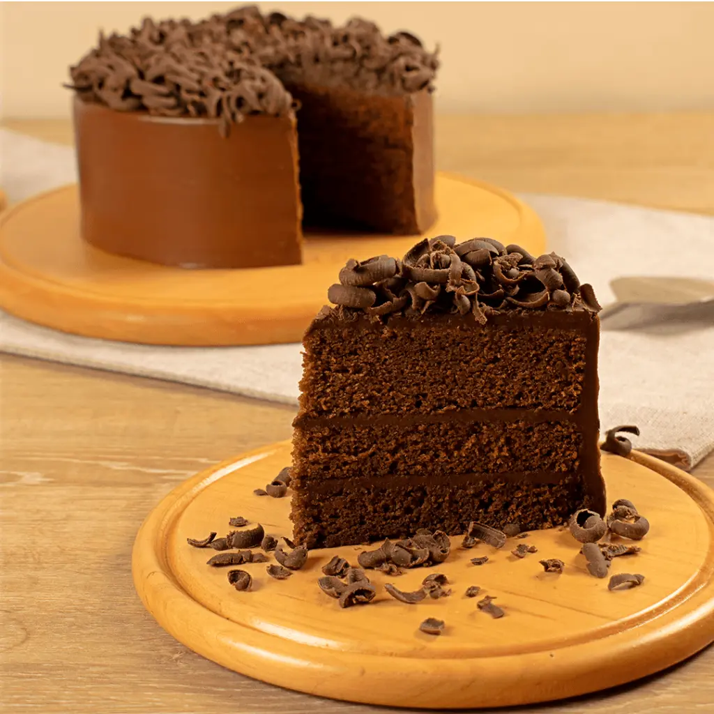 porcion y torta  chocolate.webp